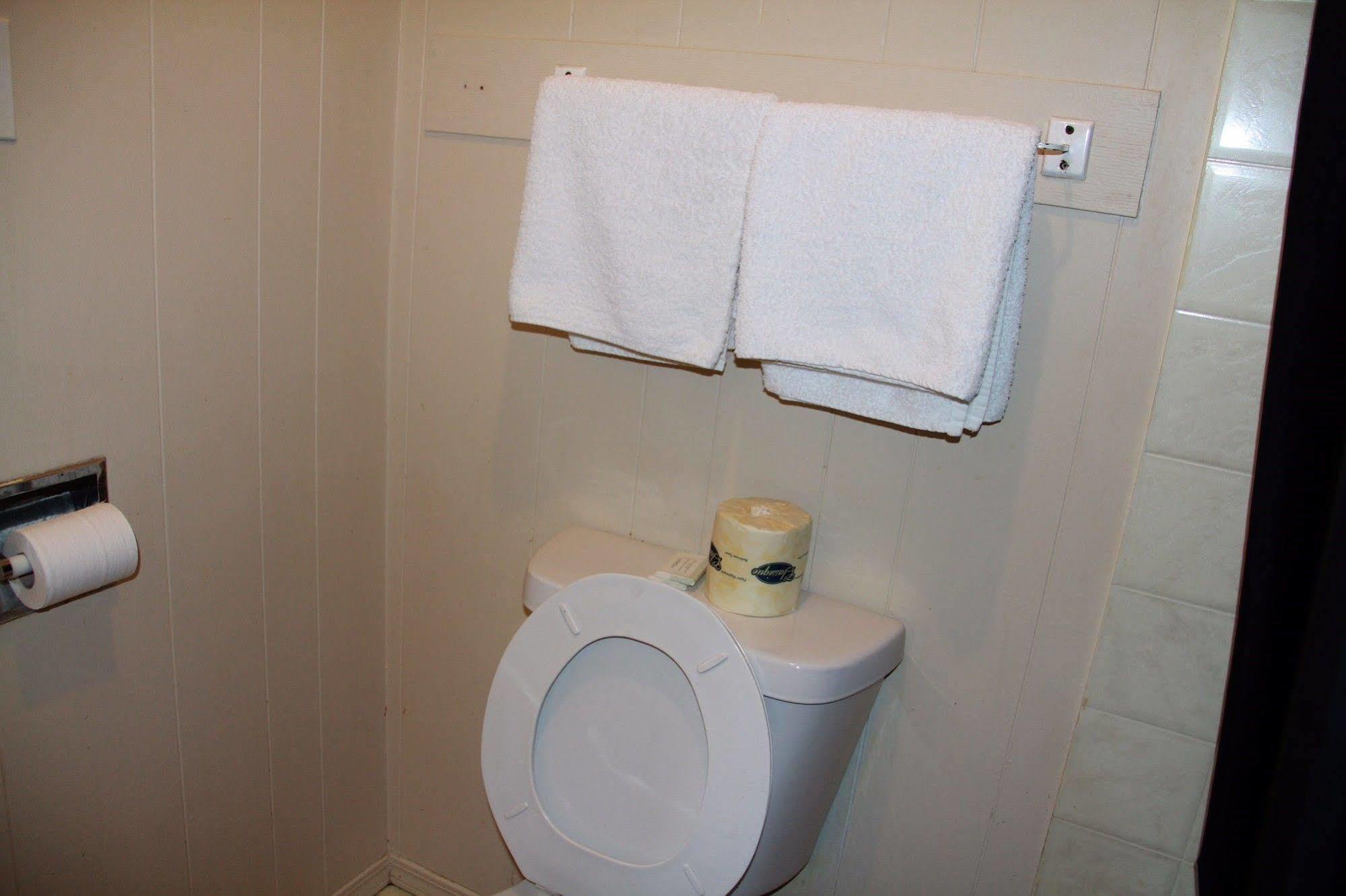 Bluebird Motel Innisfail Екстер'єр фото