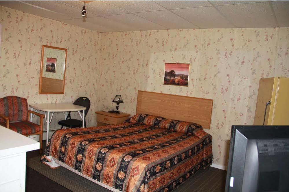Bluebird Motel Innisfail Екстер'єр фото